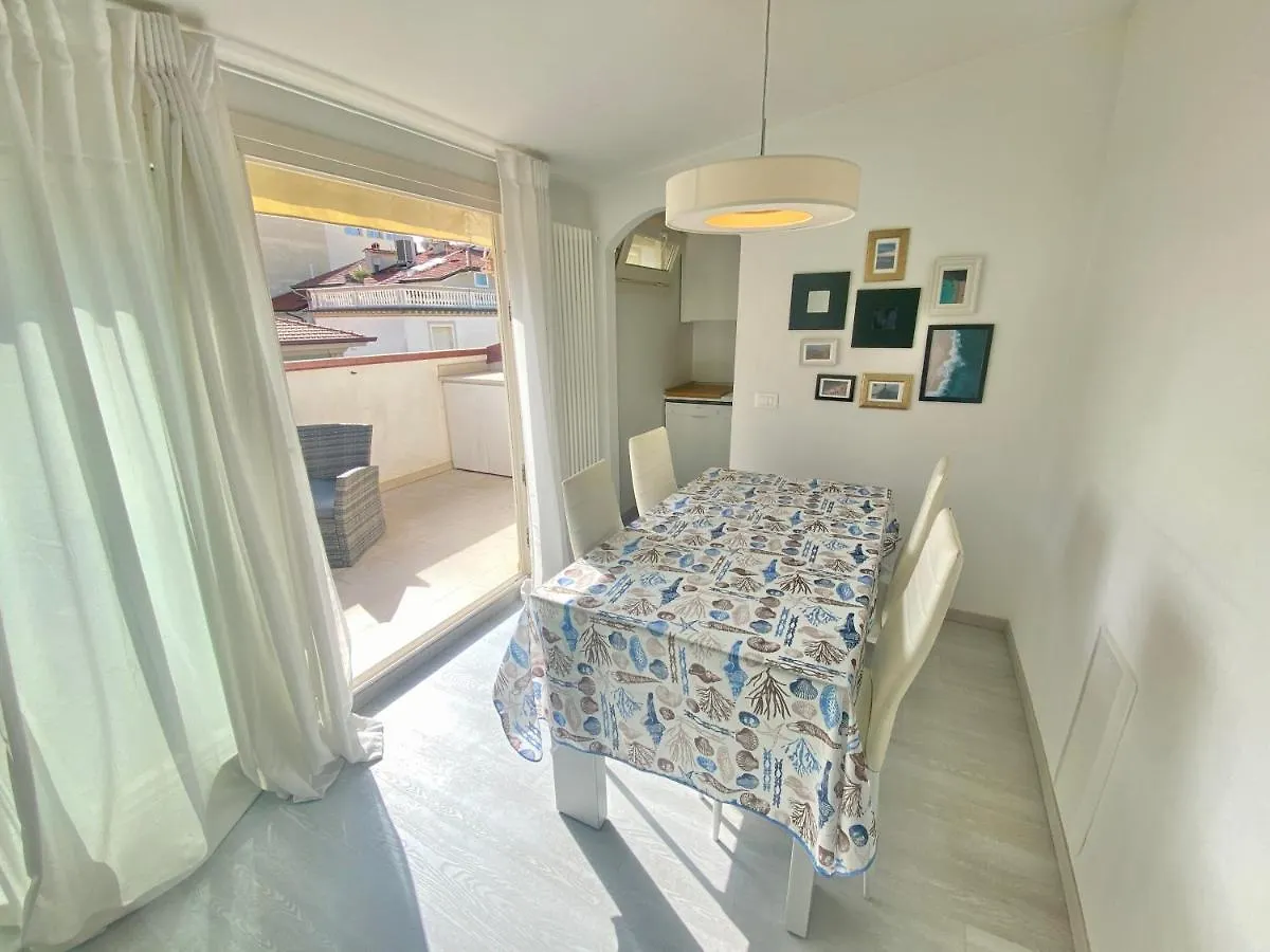 Front Beach Apartments - Attic Viareggio 0*,